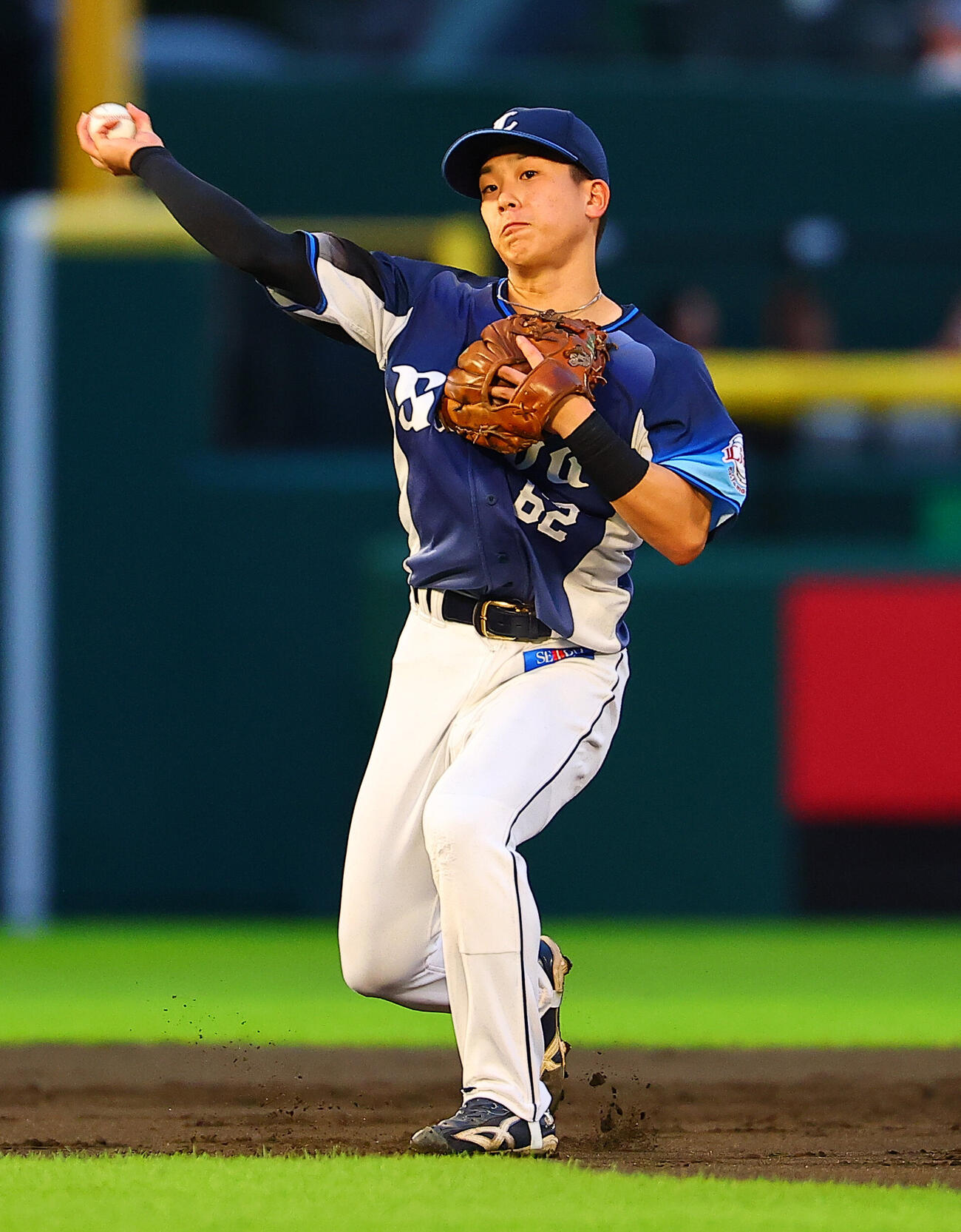 楽天対西武　2回裏楽天無死、村林一輝の遊ゴロを処理する滝沢夏央（撮影・野上伸悟）