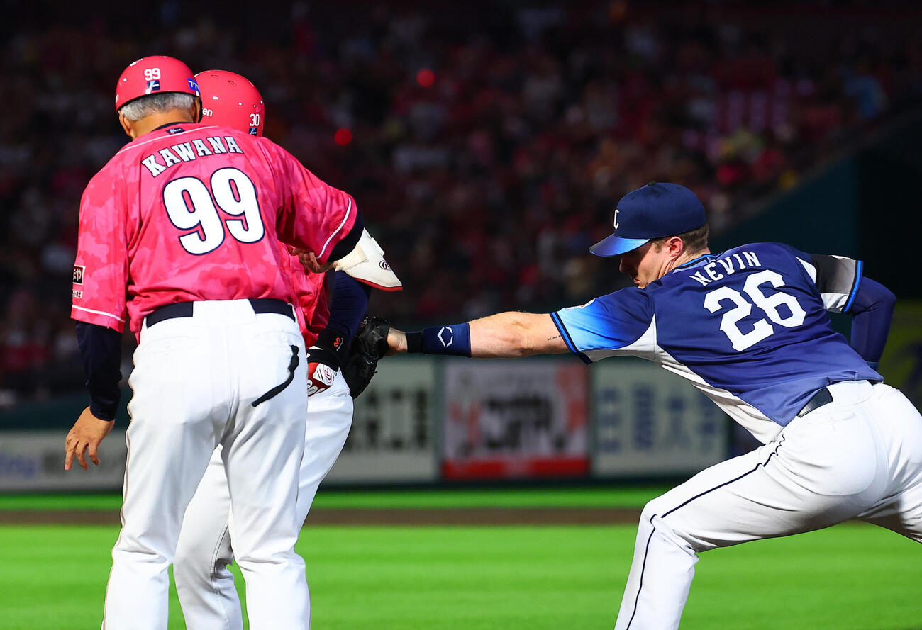 楽天対西武　7回裏楽天2死三塁、適時安打を放った繁永晟にタッチするタイラー・ネビン（撮影・野上伸悟）