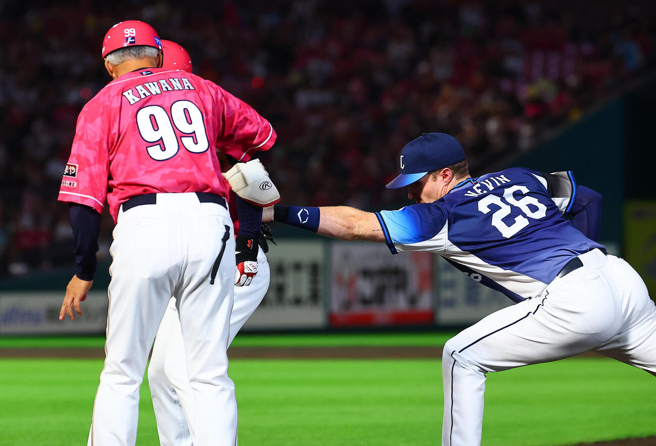楽天対西武　7回裏楽天2死三塁、適時安打を放った繁永晟にタッチするタイラー・ネビン（撮影・野上伸悟）