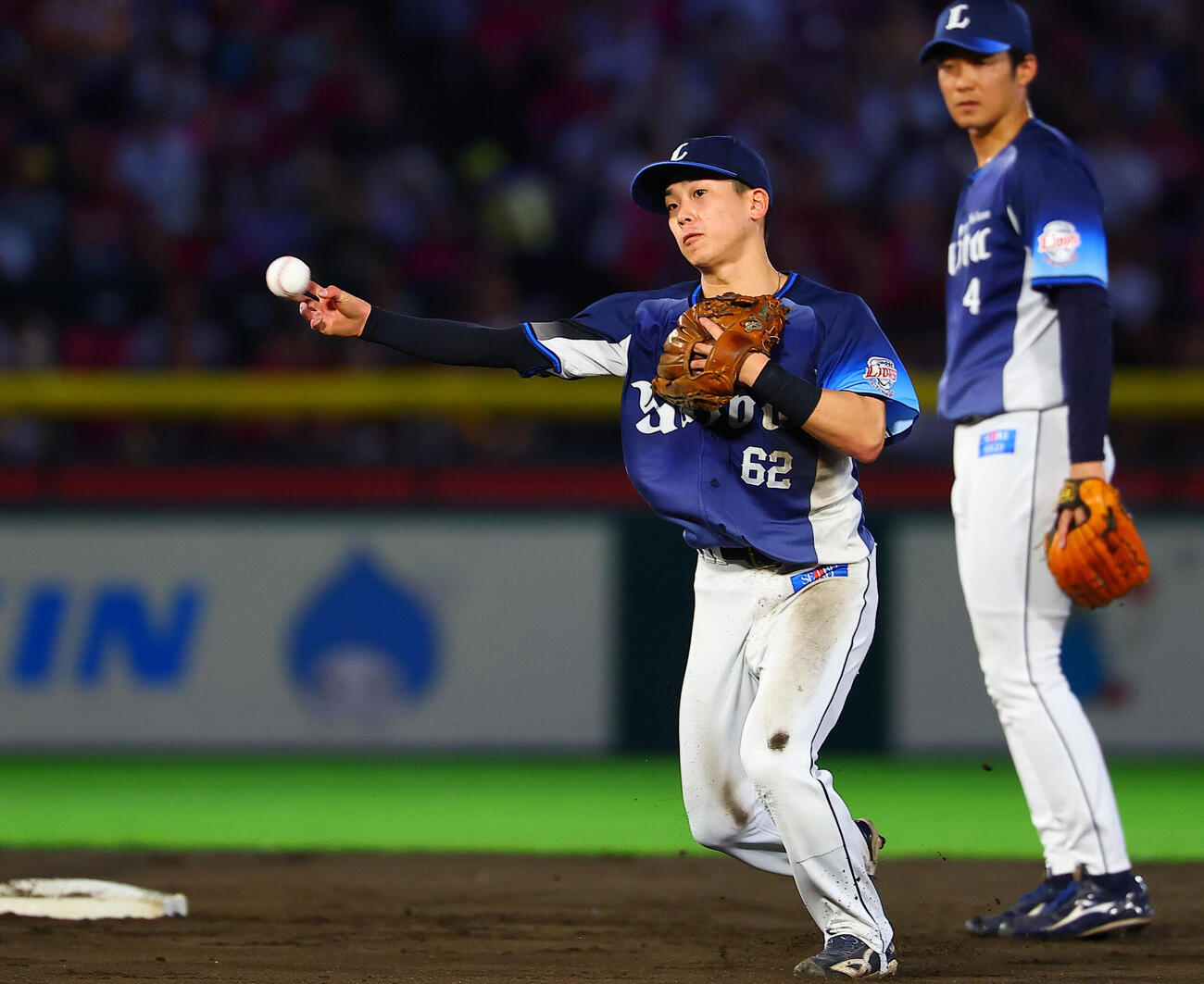 楽天対西武　4回裏楽天1死一塁、村林一輝の併殺打で一塁に送球する滝沢夏央（撮影・野上伸悟）