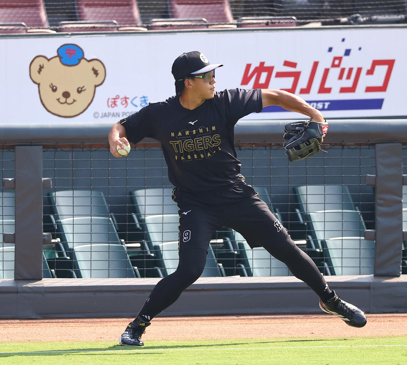 広島対阪神　右翼の守備練習をする立石正広（撮影・上田博志）