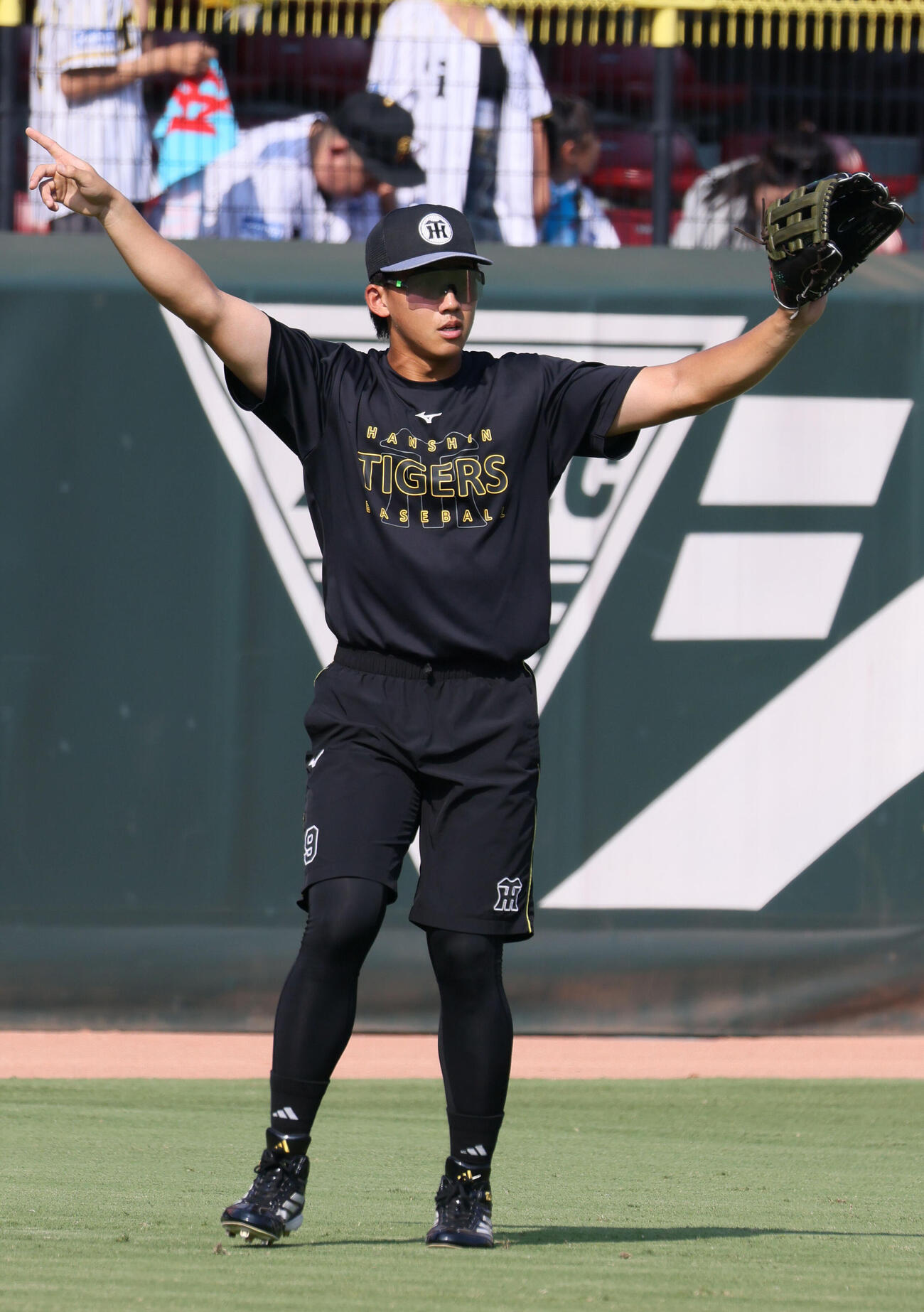広島対阪神　阪神立石正広が1軍に合流し、試合前練習でノックを受ける（撮影・加藤孝規）