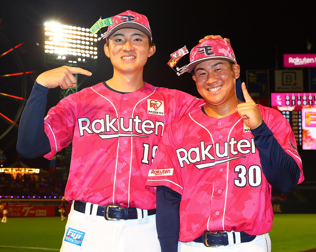 楽天対西武　5勝目を挙げた楽天荘司康誠（左）とプロ初安打が決勝打の繁永晟は大喜び（撮影・野上伸悟）