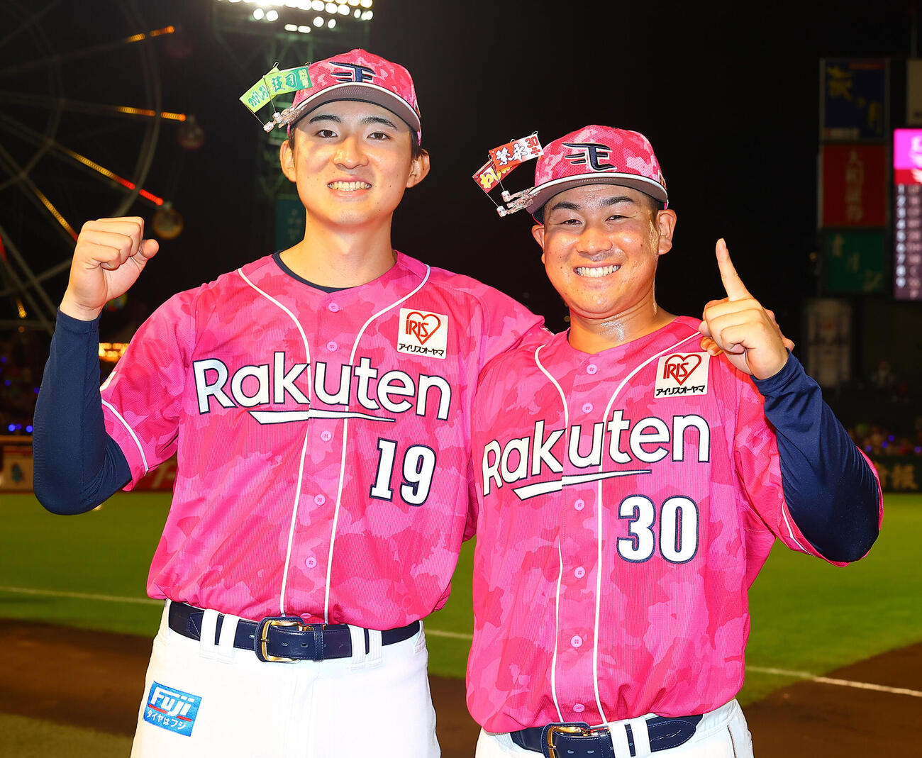 楽天対西武　5勝目を挙げガッツポーズの楽天荘司康誠（左）とプロ初安打が決勝打となり1ポーズで喜ぶ繁永晟（撮影・野上伸悟）