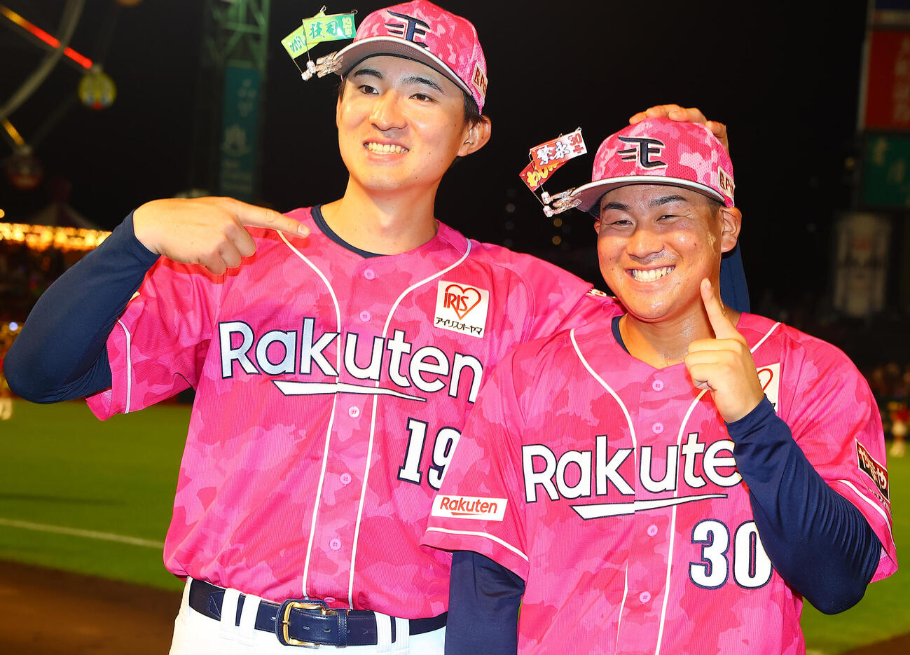 楽天対西武　5勝目を挙げた楽天荘司康誠（左）とプロ初安打が決勝打の繁永晟は大喜び（撮影・野上伸悟）