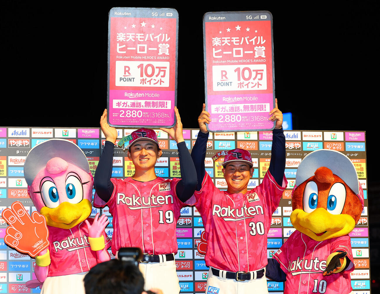 楽天対西武　お立ち台で勝利を喜ぶ楽荘司康誠（左）と繁永晟（撮影・野上伸悟）