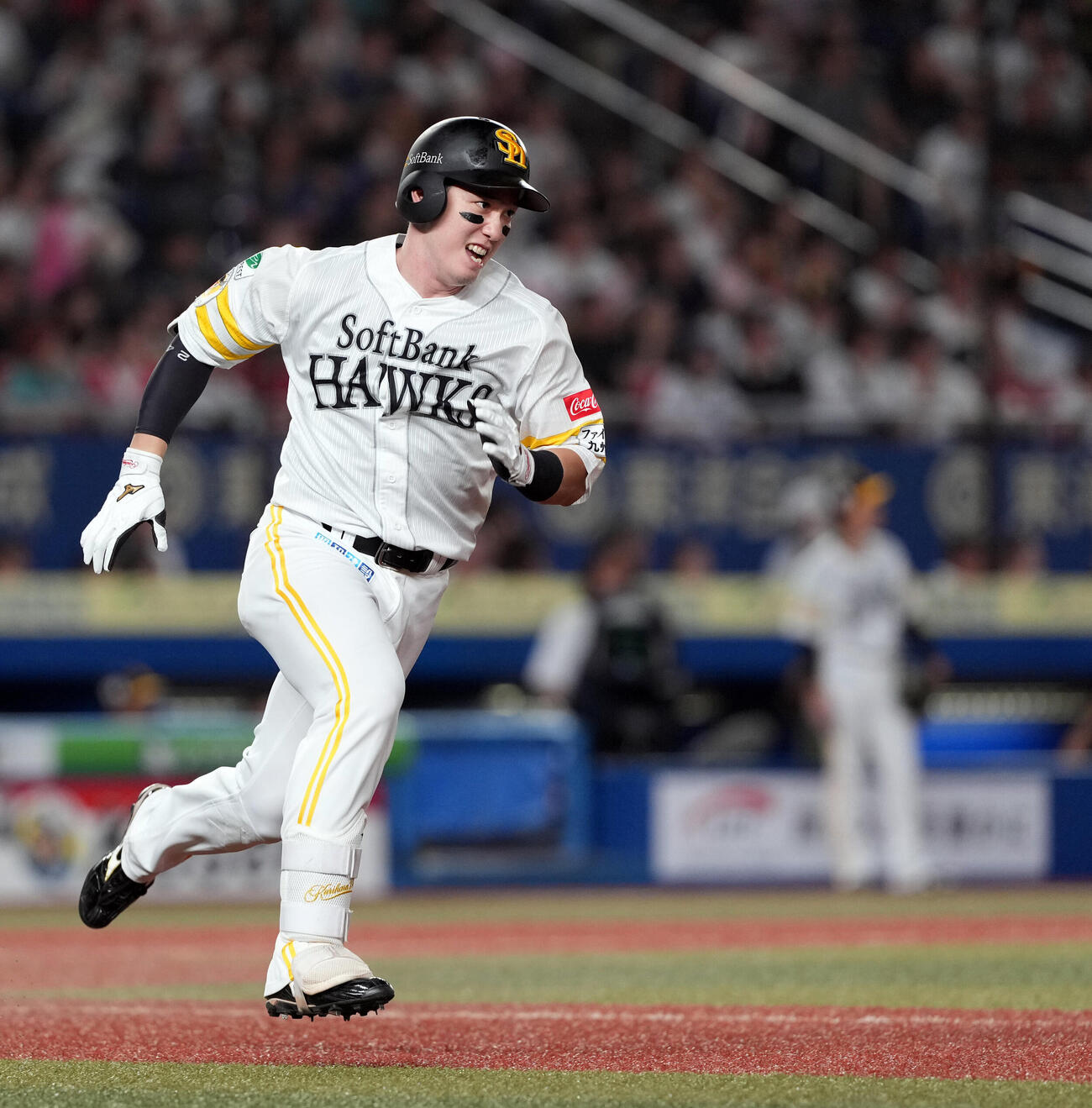 ロッテ対ソフトバンク　4回表ソフトバンク2死一、二塁、2点適時二塁打を放った栗原陵矢（撮影・たえ見朱実）