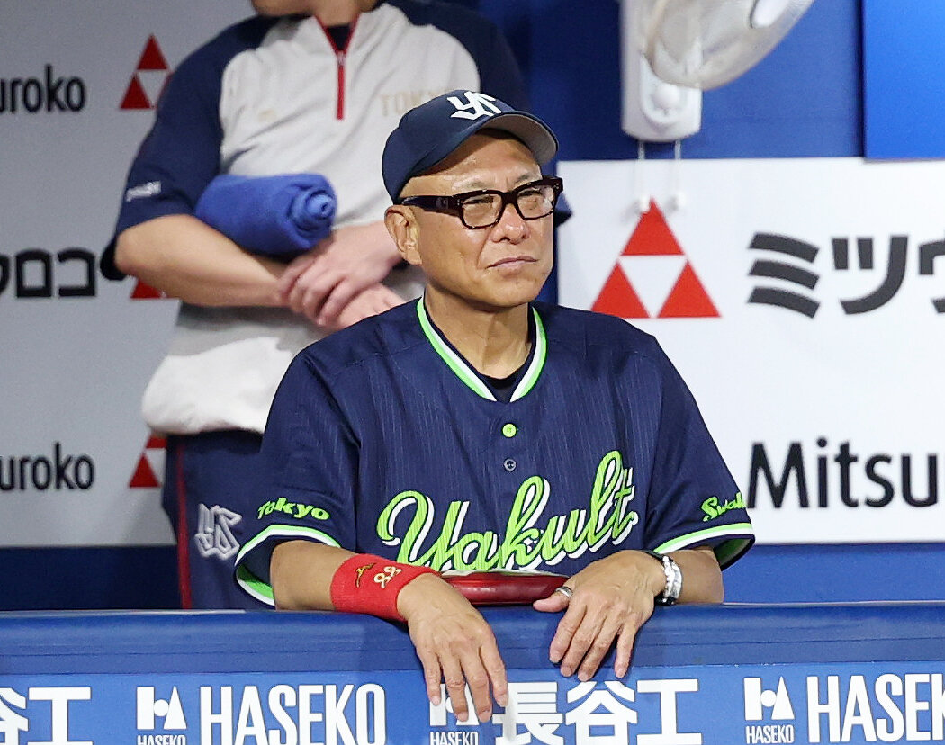 DeNA対ヤクルト　戦況を見つめるヤクルト池山隆寛監督（撮影・鈴木正人）