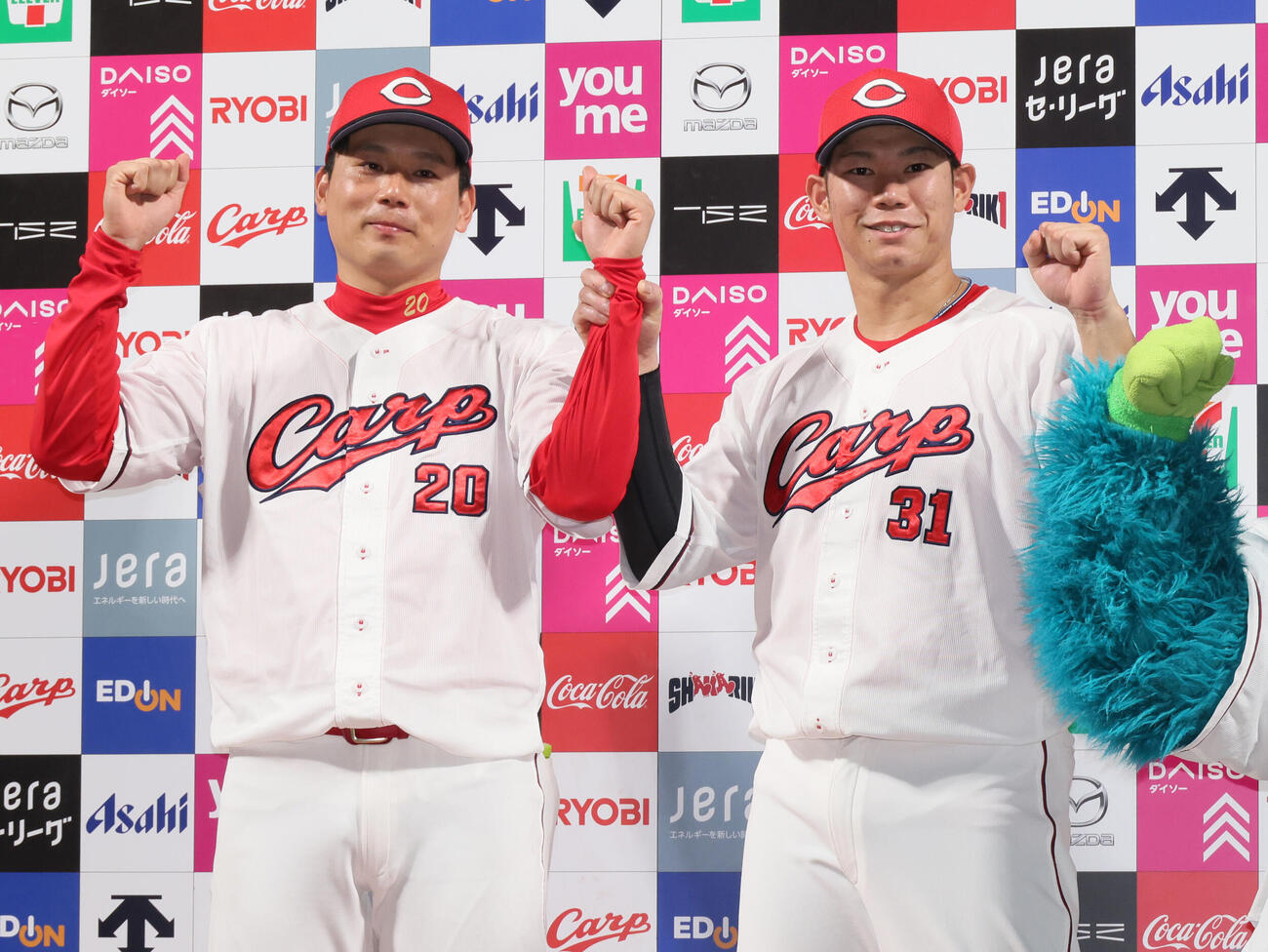 広島対阪神　お立ち台でポーズを決める栗林良吏（左）と坂倉将吾（撮影・加藤孝規）