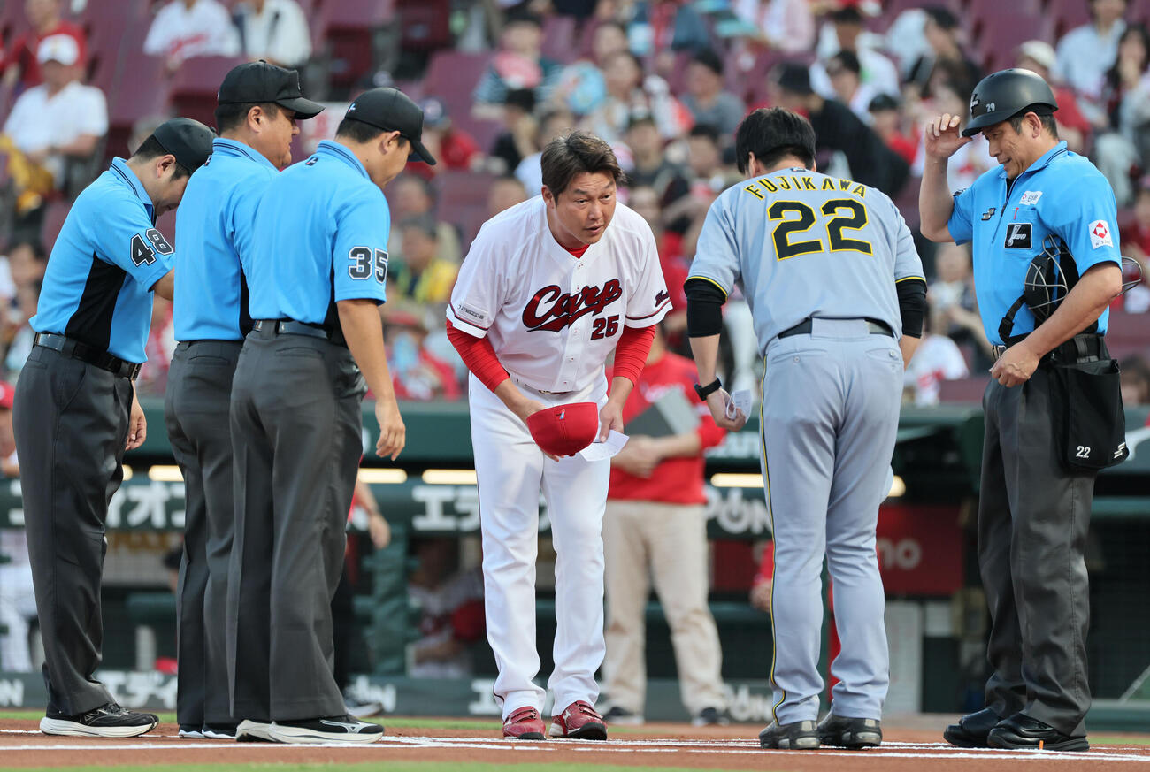 広島対阪神　メンバー表交換する広島新井貴浩監督と阪神藤川球児監督（撮影・加藤孝規）