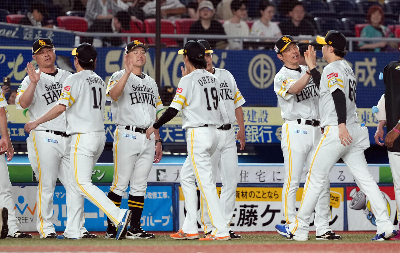 ロッテ対ソフトバンク　ロッテに勝利し、ナインを迎えるソフトバンク小久保裕紀監督（撮影・たえ見朱実）
