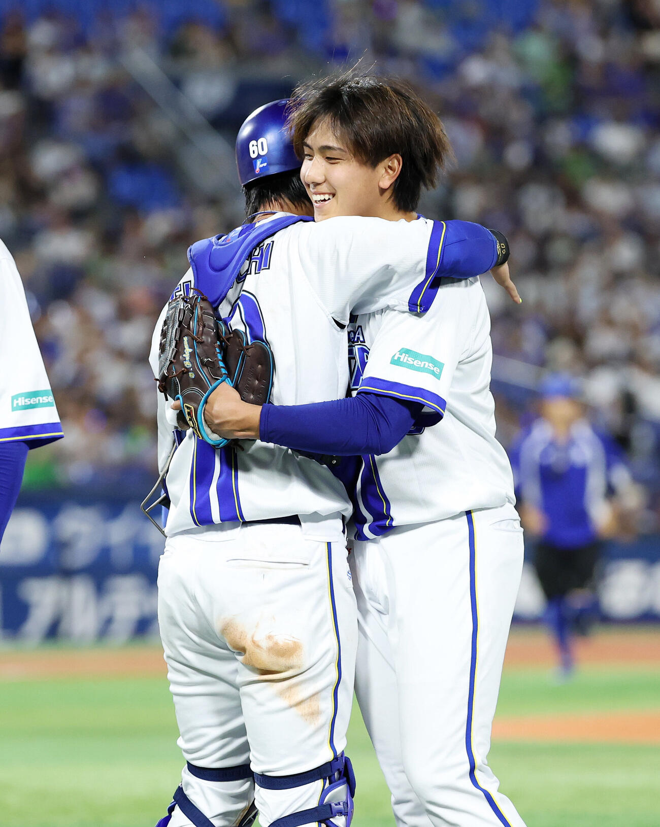 DeNA対ヤクルト　勝利し抱き合い喜ぶDeNA古市尊（左）と深沢鳳介（撮影・鈴木正人）