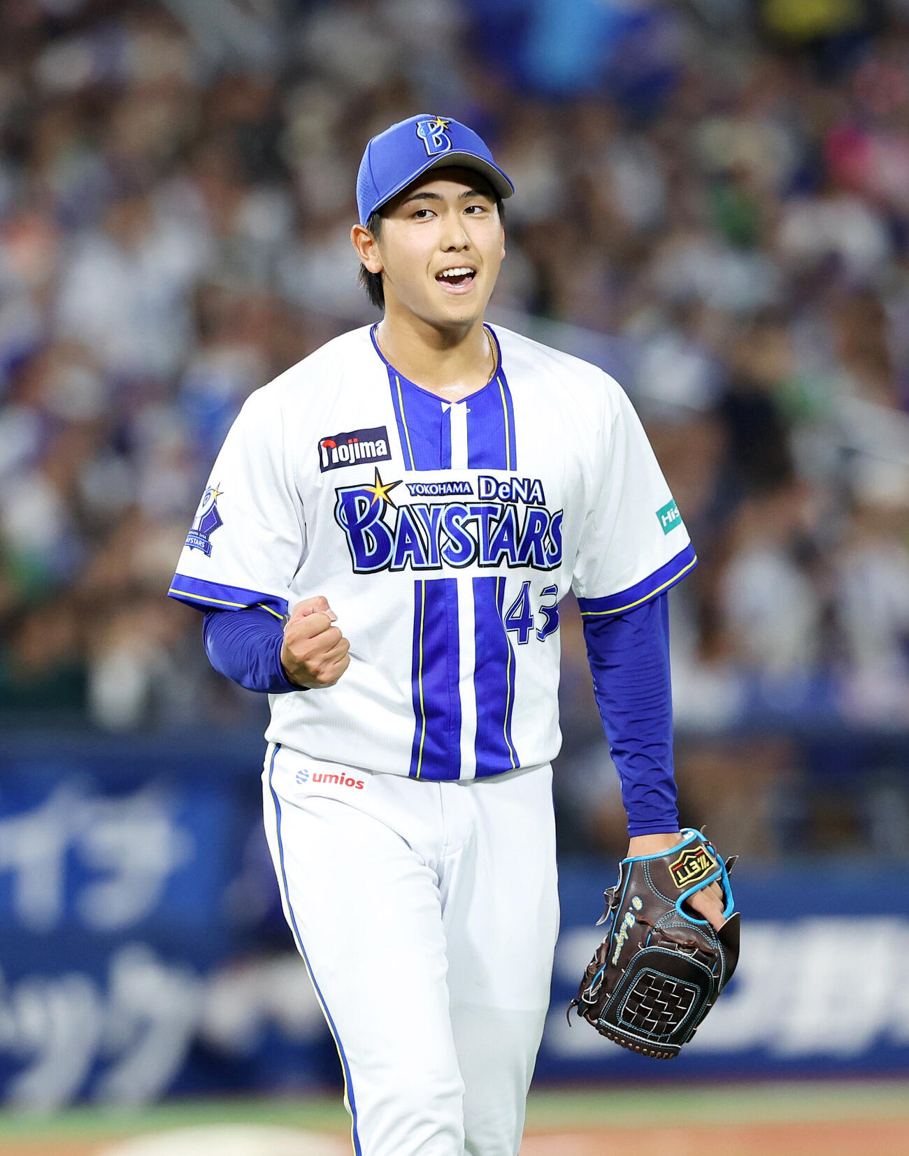 DeNA対ヤクルト　7回表、ヤクルトの攻撃を抑えガッツポーズするDeNA深沢鳳介（撮影・鈴木正人）