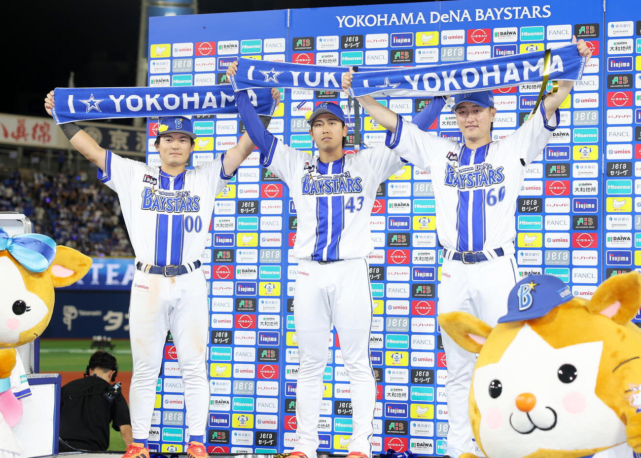 DeNA対ヤクルト　お立ち台で写真に納まるDeNA林琢真、深沢鳳介、古市尊（撮影・鈴木正人）