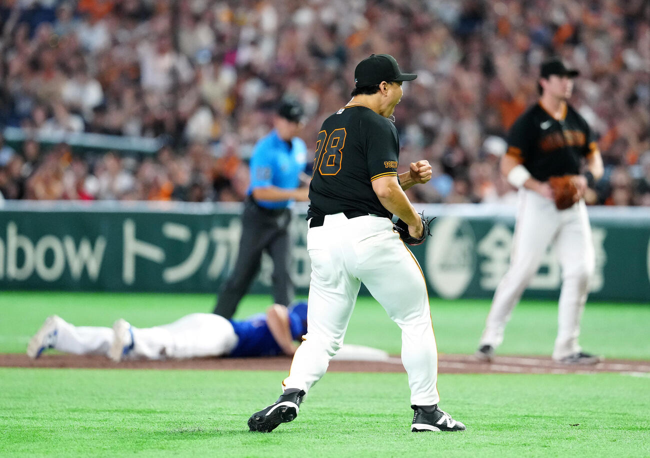 巨人対中日　5回表中日1死一、三塁、辻本倫太郎の一直で併殺としガッツポーズを見せる小笠原慎之介。後方右は一塁手ボビー・ダルベック、同左は走者ジェイソン・ボスラー（撮影・江口和貴）