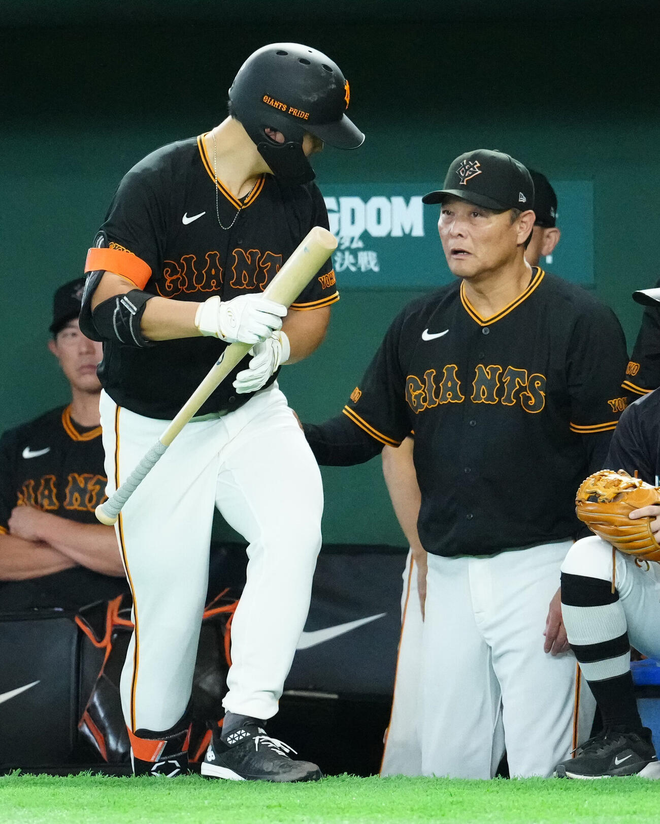 巨人対中日　5回裏、巨人小笠原慎之介（左）に話す橋上秀樹監督代行（撮影・江口和貴）
