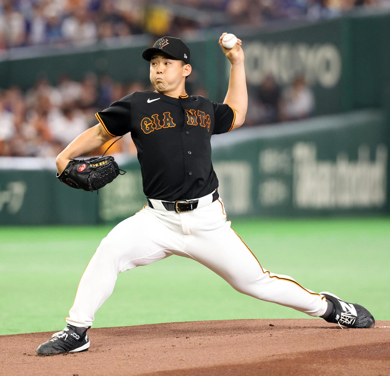 巨人対中日　力投する巨人先発の小笠原慎之介（撮影・浅見桂子）