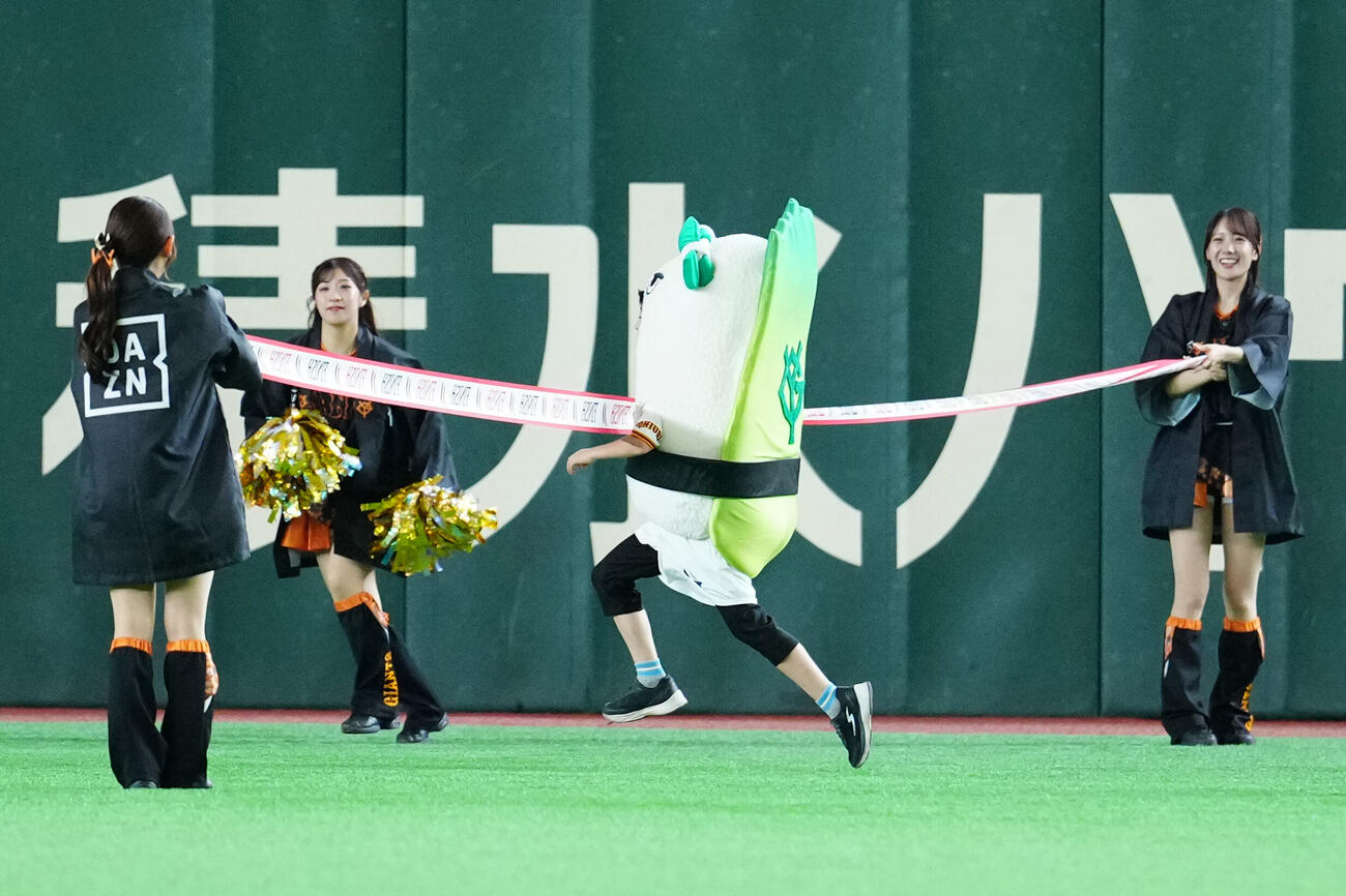 巨人対中日　4回表終了後の「すしレース」は芽ネギが制する（撮影・江口和貴）