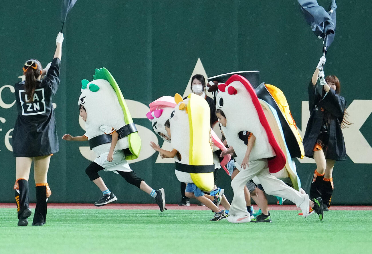 巨人対中日　4回表終了後の「すしレース」は芽ネギ（左端）が制する（撮影・江口和貴）