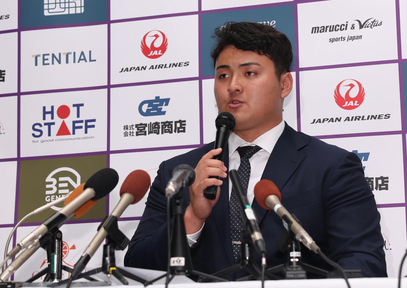マーリンズ入りを表明する佐々木麟太郎（撮影・水谷安孝）