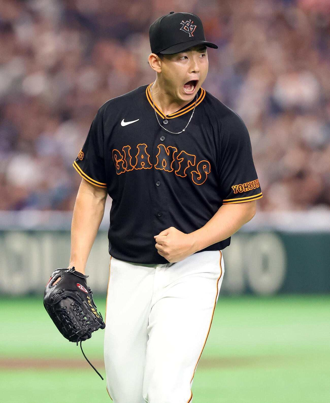 巨人対中日　5回表中日1死一、三塁、辻本倫太郎の一直併殺で雄たけびを上げてガッツポーズする小笠原慎之介（撮影・浅見桂子）