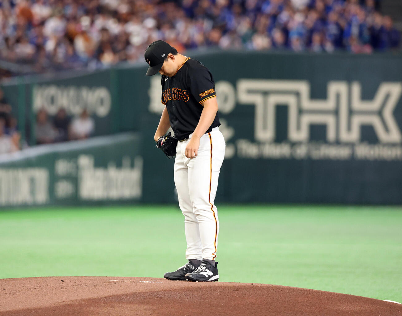 巨人対中日　古巣中日の対決で、マウンドで集中する巨人先発の小笠原慎之介（撮影・浅見桂子）