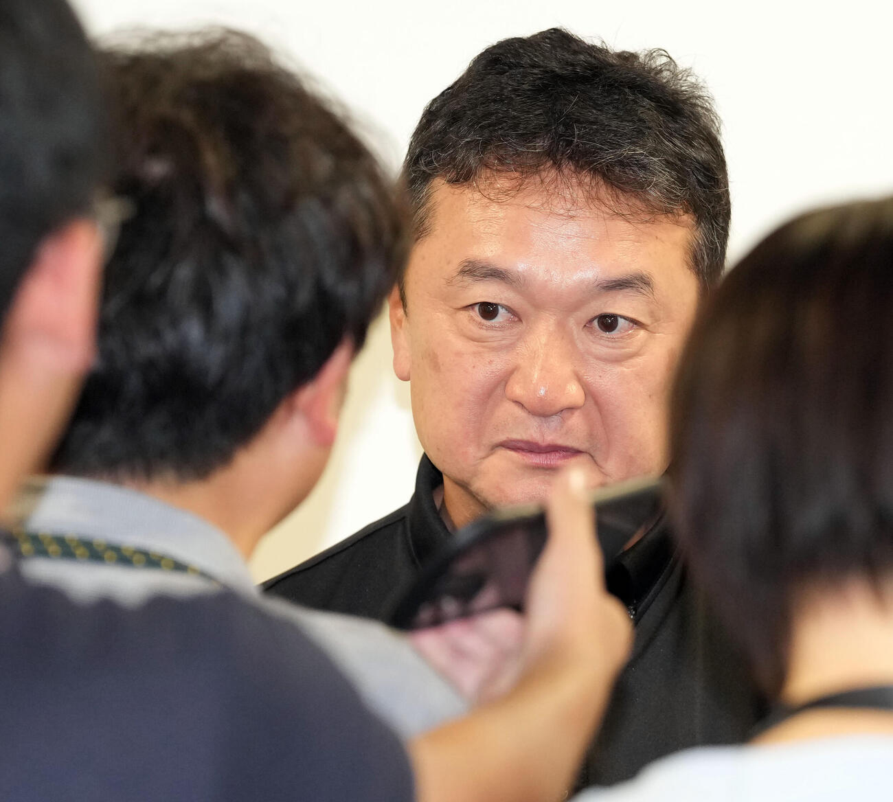 佐々木麟太郎について取材に応じるソフトバンク三笠杉彦GM（撮影・たえ見朱実）