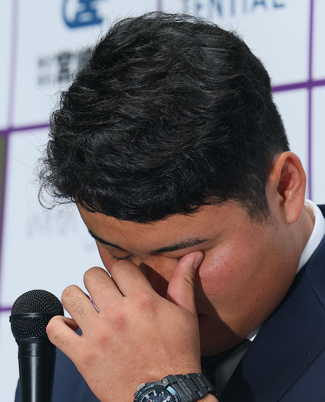 涙ながらにマーリンズ入りを表明する佐々木麟太郎（撮影・水谷安孝）