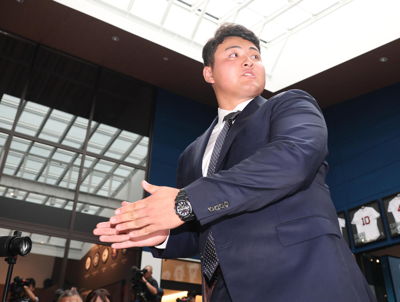 マーリンズ入り発表会見を終え引き揚げる佐々木麟太郎（撮影・水谷安孝）