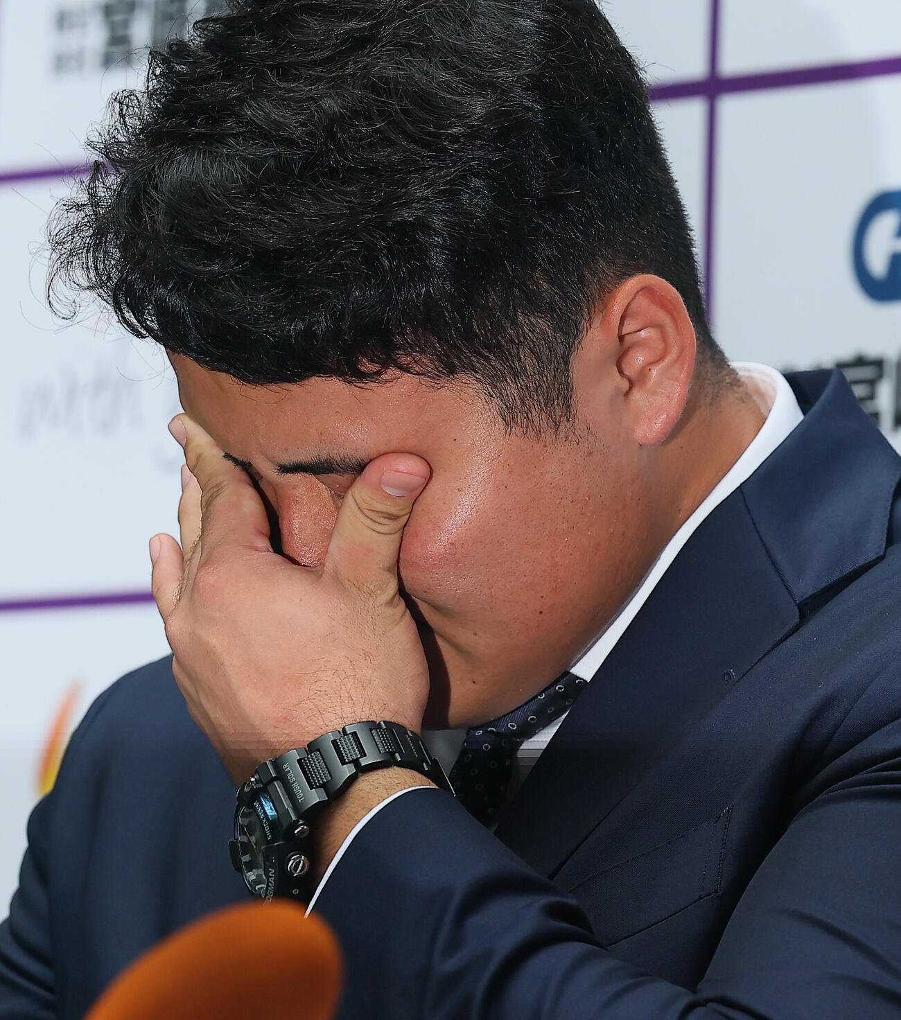 涙ながらにマーリンズ入りを表明する佐々木麟太郎（撮影・水谷安孝）