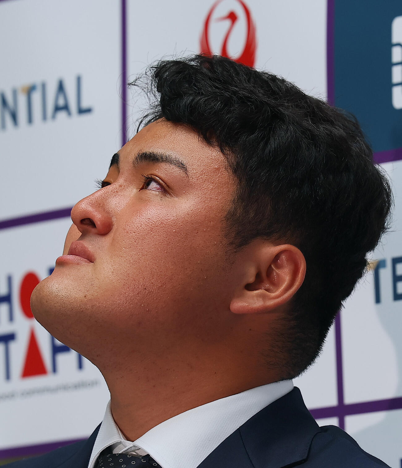 涙ながらにマーリンズ入りを表明する佐々木麟太郎（撮影・水谷安孝）