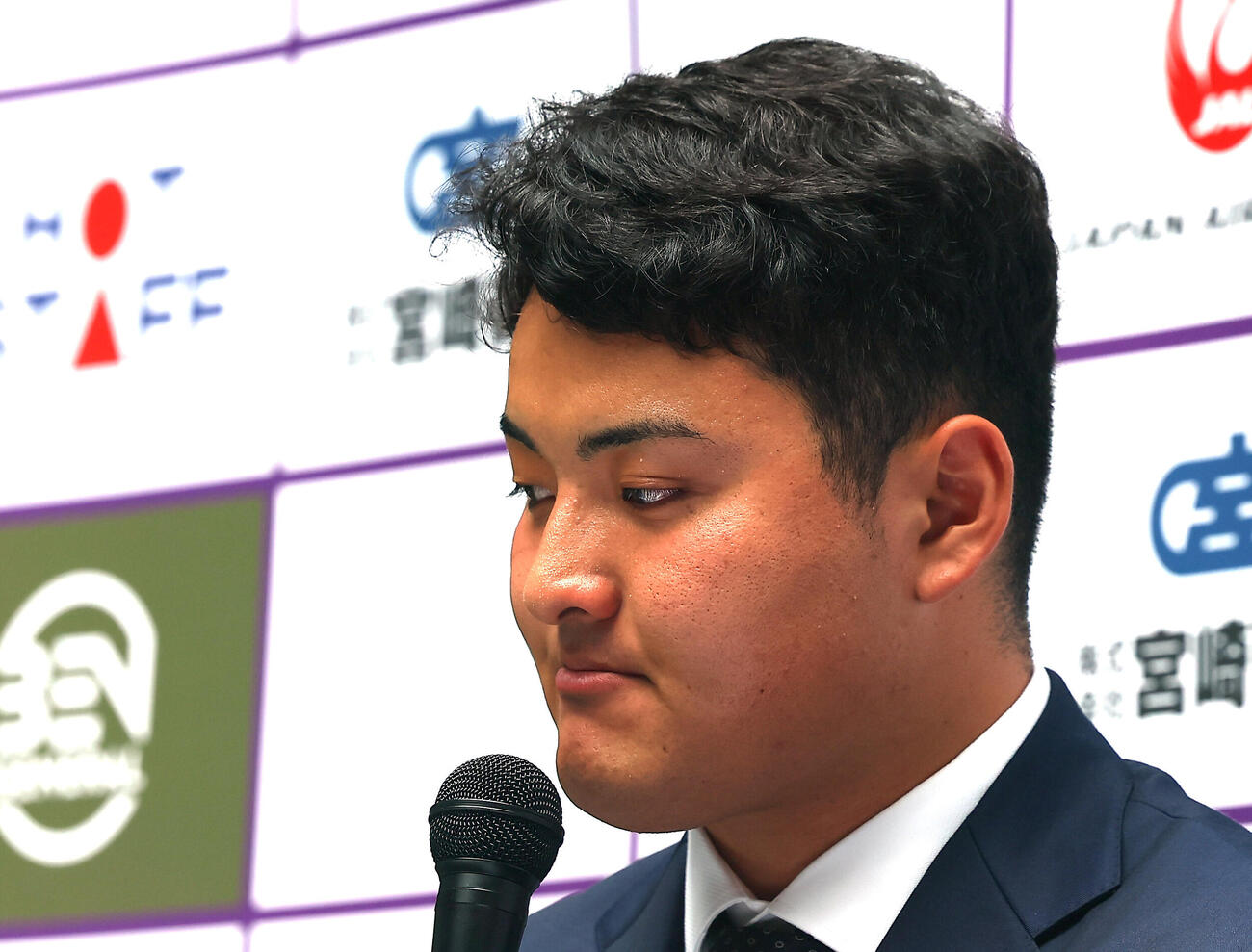 マーリンズ入り発表する会見で考え込む佐々木麟太郎（撮影・水谷安孝）