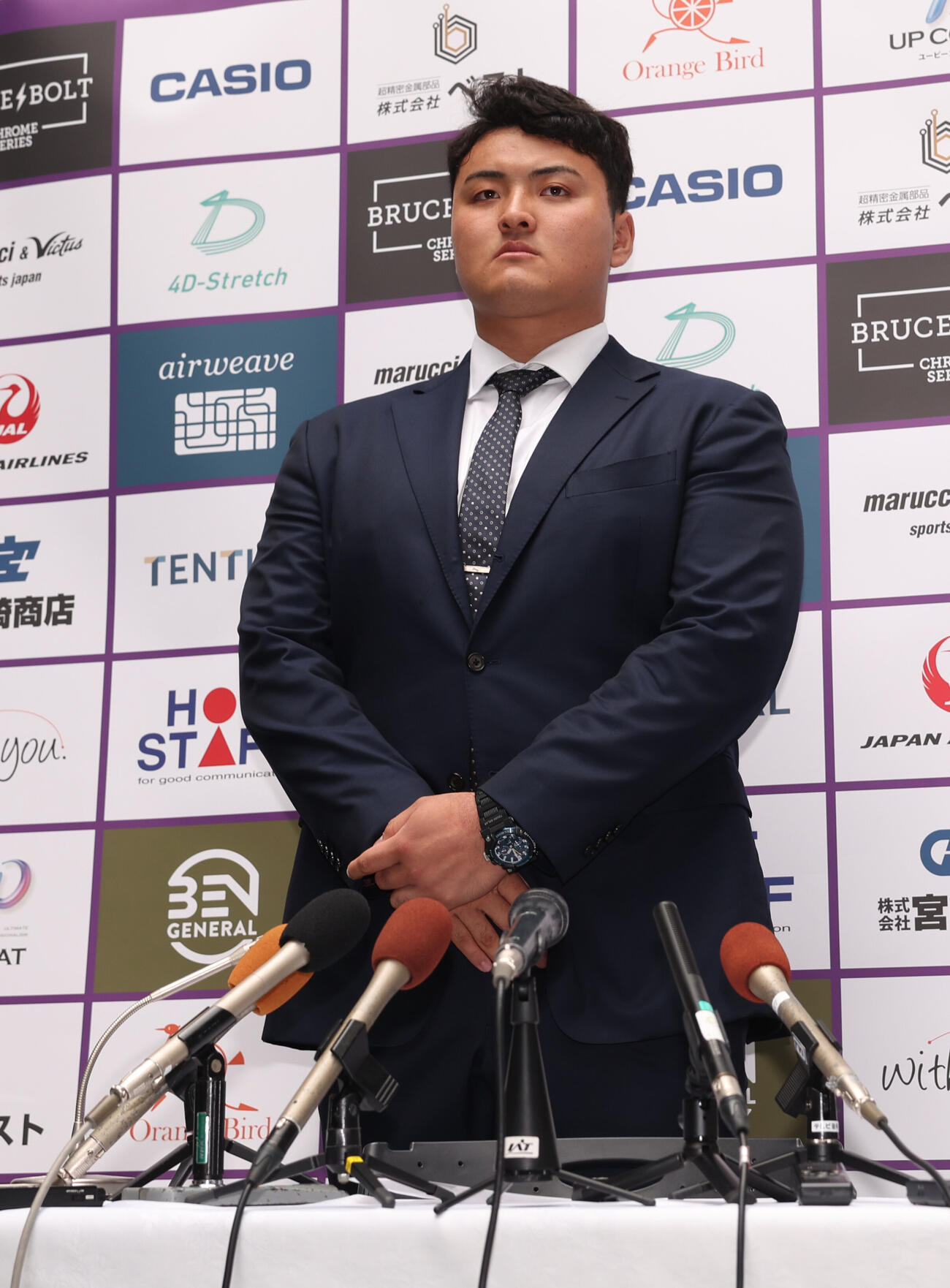 しっかりと前を向き会見場に現れた佐々木麟太郎（撮影・水谷安孝）