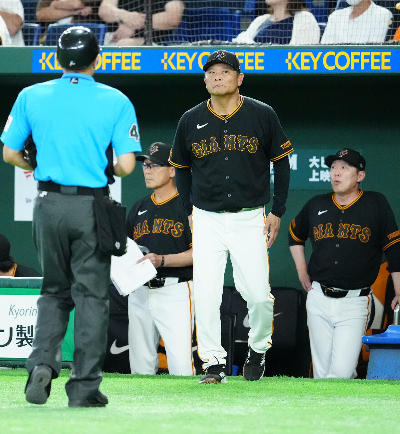 巨人対中日　8回表途中、巨人3番手赤星優志の交代を告げに向かう橋上秀樹監督代行（中央）（撮影・江口和貴）