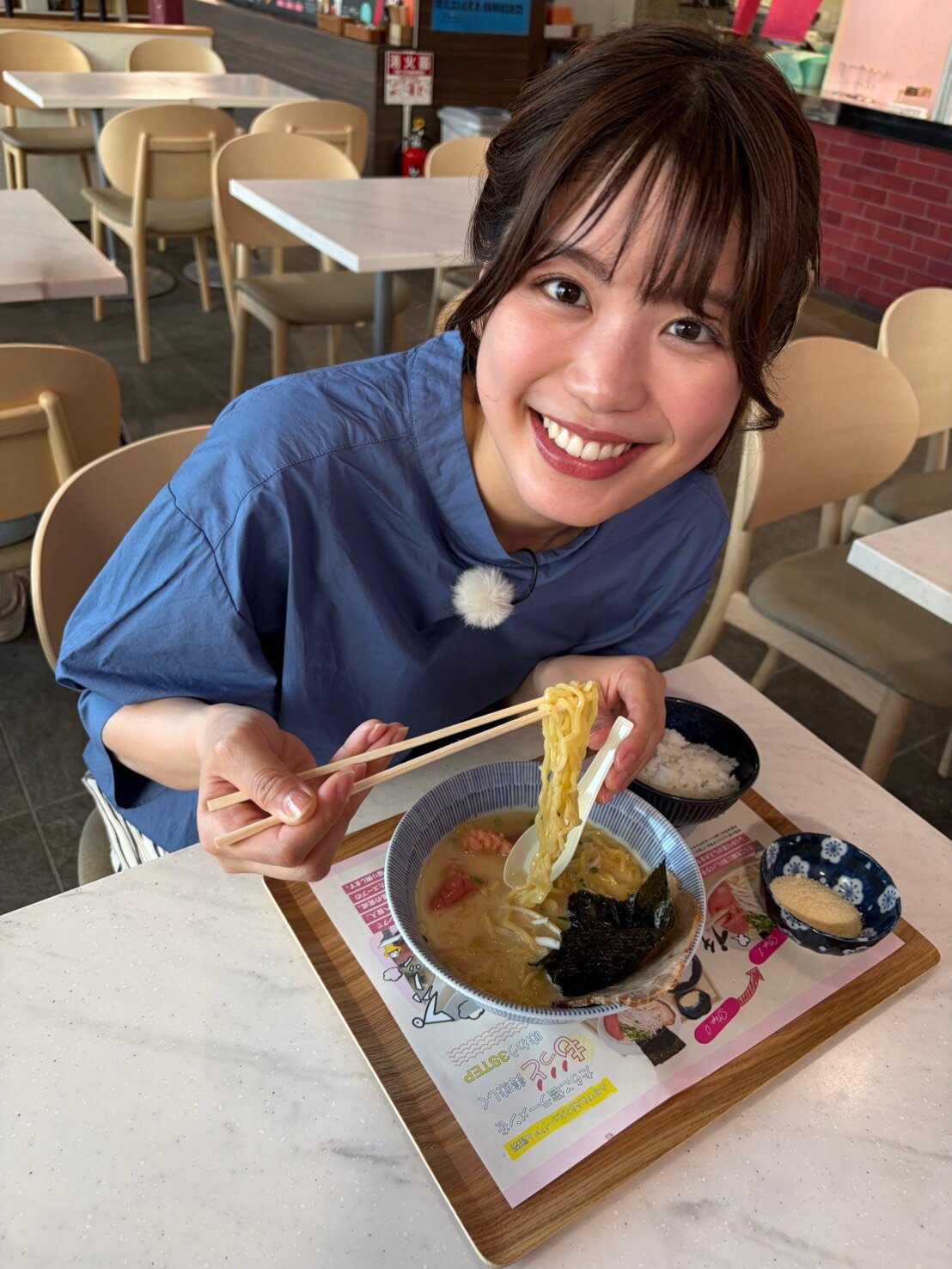 「たらこ塩ラーメン」を食べ笑顔の滝谷美夢