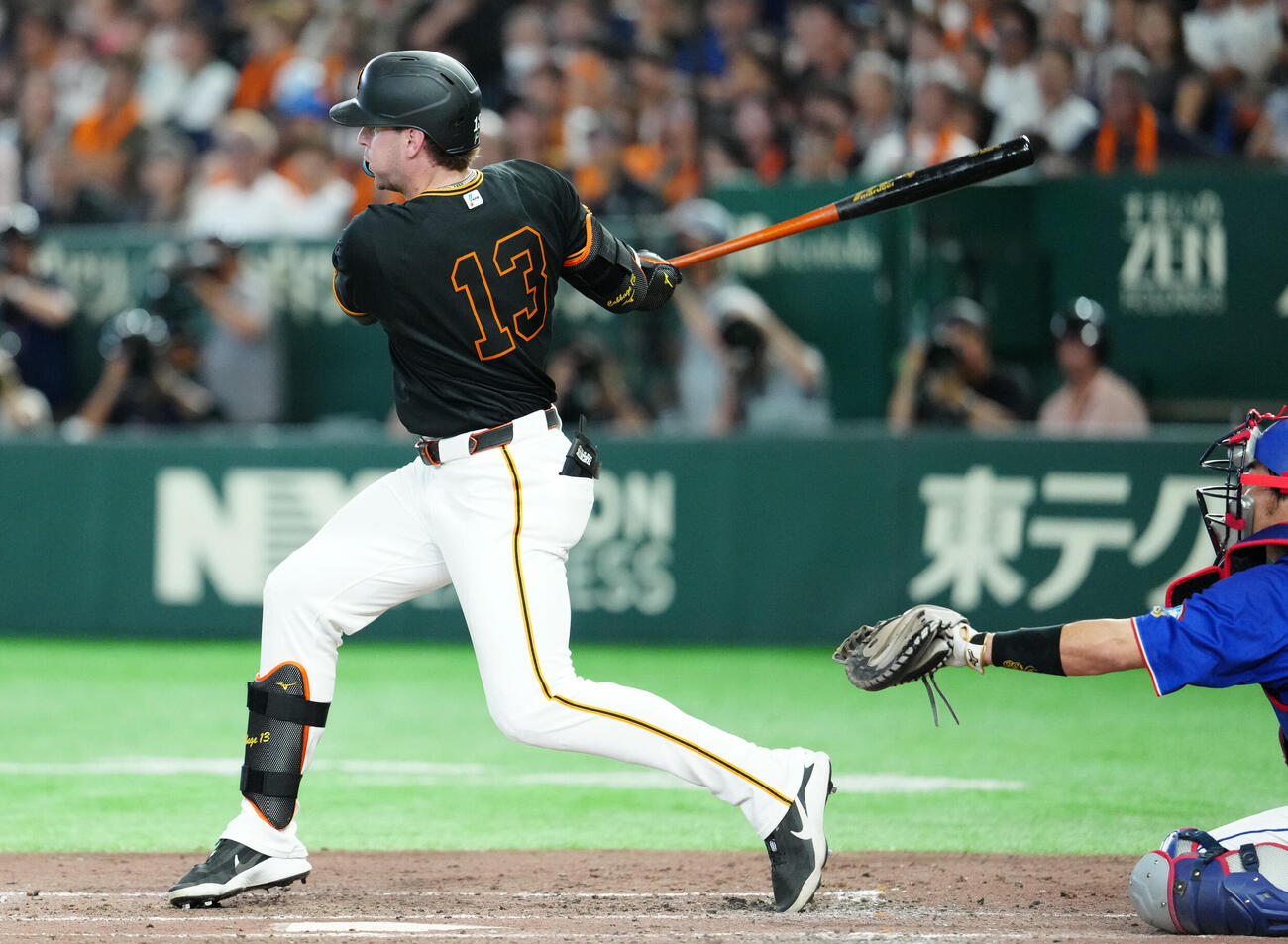 巨人対中日　5回裏巨人2死二塁、先制適時打を放つトレイ・キャベッジ（撮影・江口和貴）