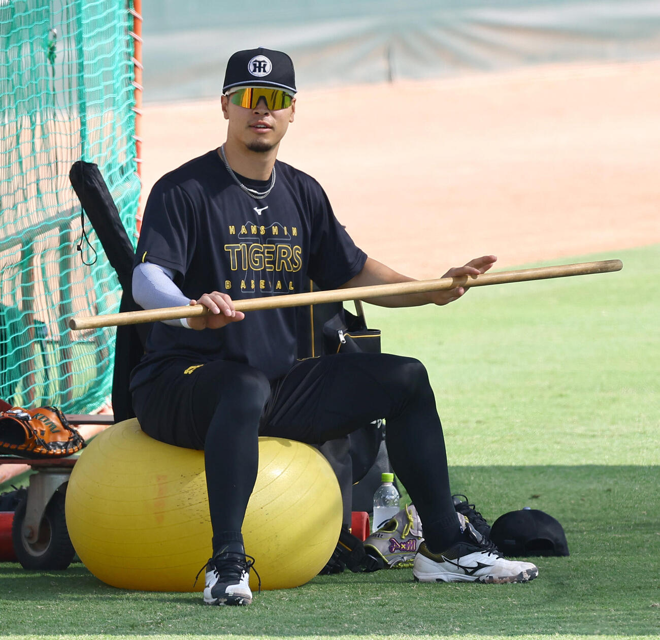 広島対阪神　外野で体を動かす佐藤輝明（撮影・上田博志）