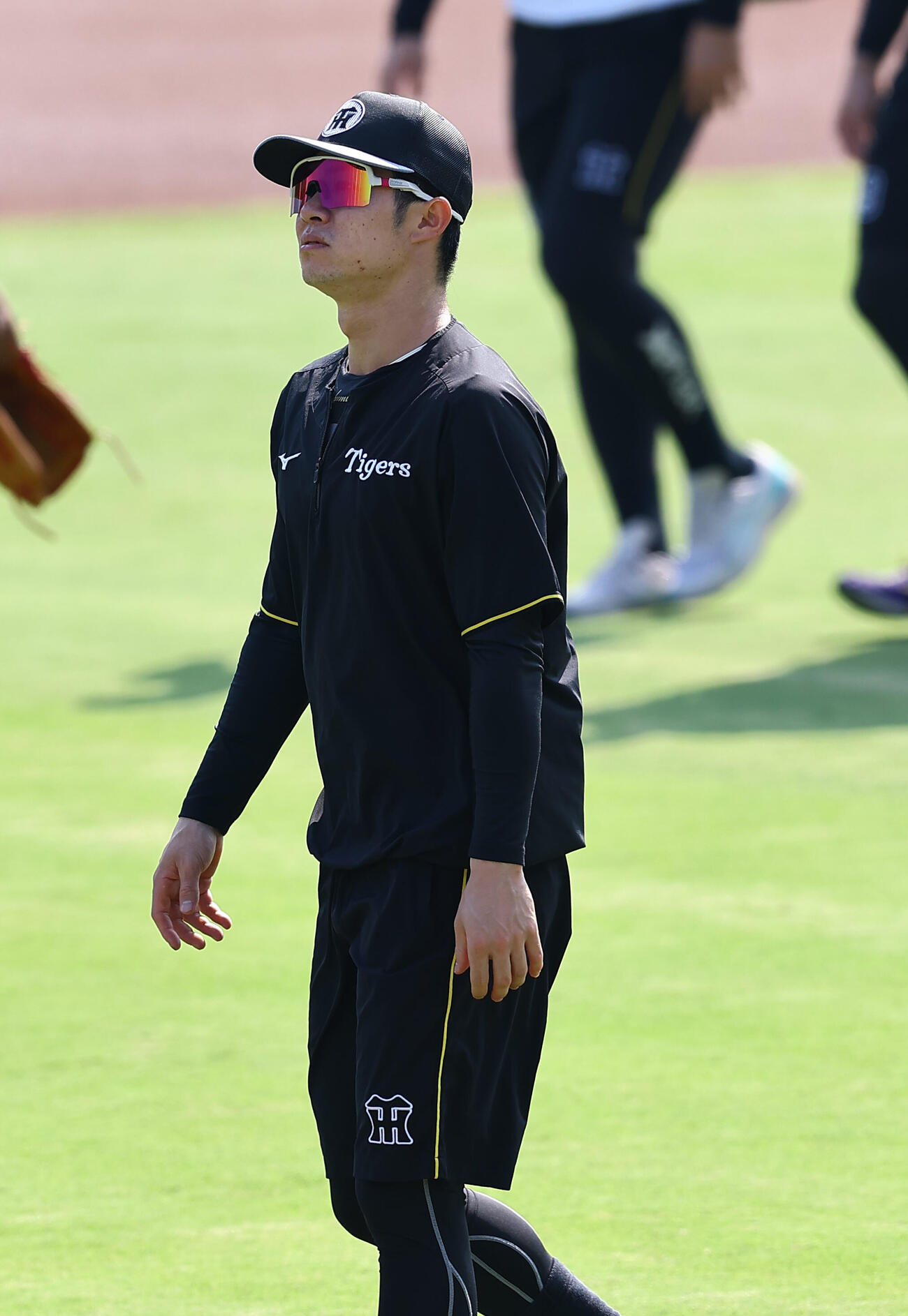 広島対阪神　外野を歩く中野拓夢（撮影・上田博志）