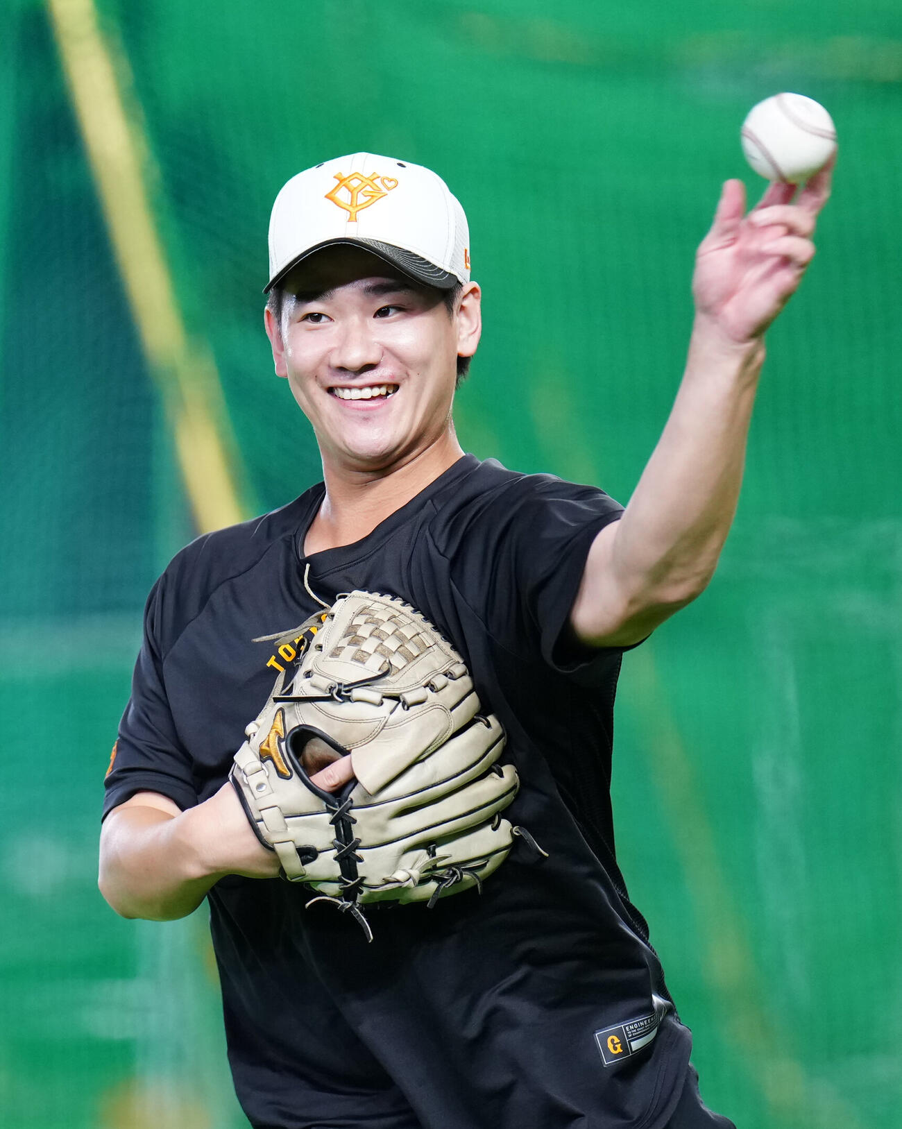 巨人対中日　試合前練習を行う巨人井上温大（撮影・江口和貴）