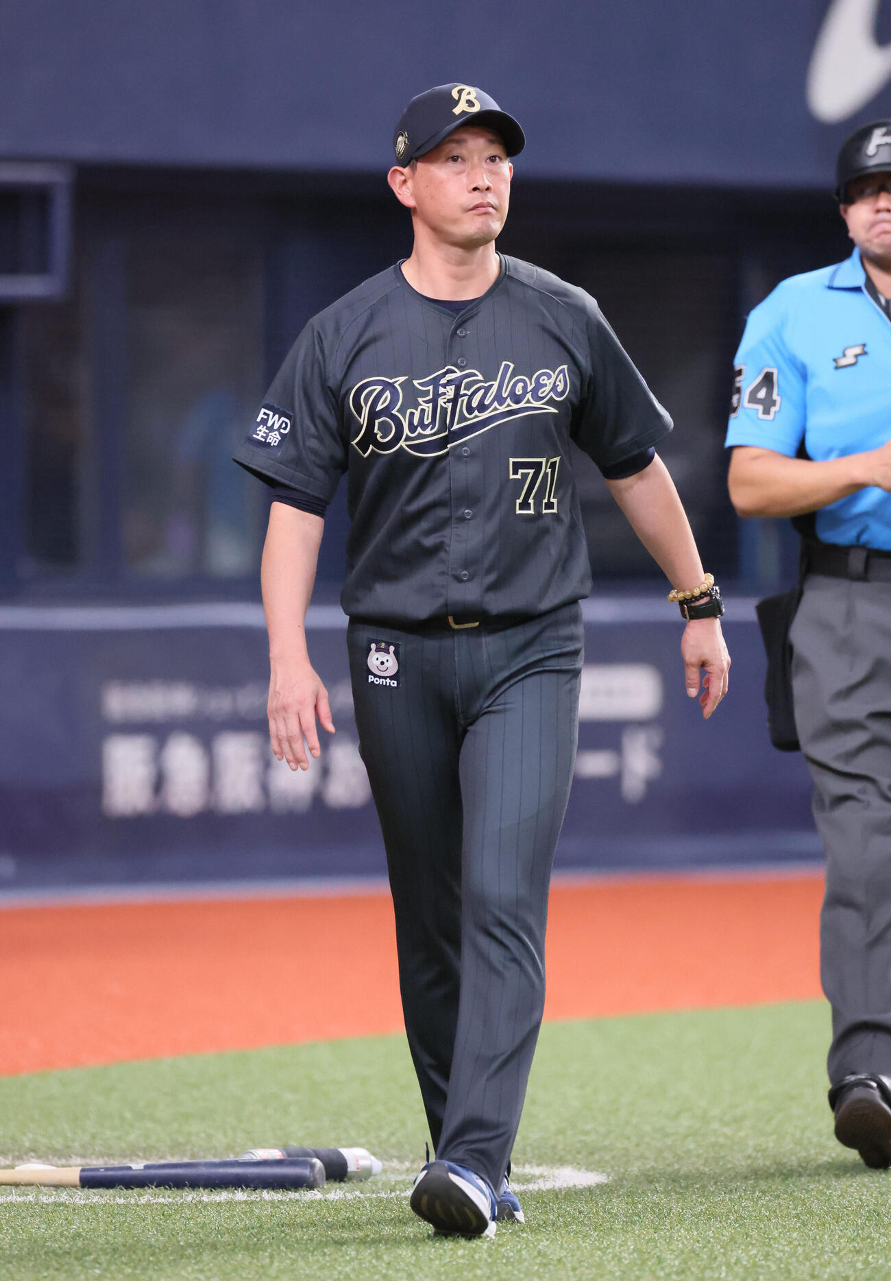 オリックス対日本ハム　8回裏オリックス攻撃終了、交代を告げ厳し表情を見せるオリックス岸田護監督（撮影・宮崎幸一）