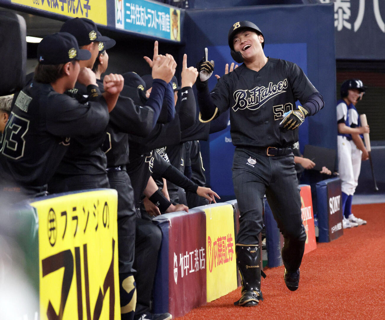 オリックス対日本ハム　1回裏オリックス1死、山中稜真は本塁打を放ちナインに迎えられる（撮影・宮崎幸一）
