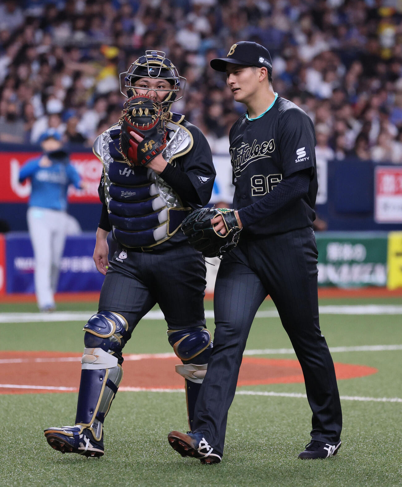 オリックス対日本ハム　1回表日本ハム攻撃終了、オリックス高島泰都（右）は福永奨と話ながらベンチに戻る（撮影・宮崎幸一）