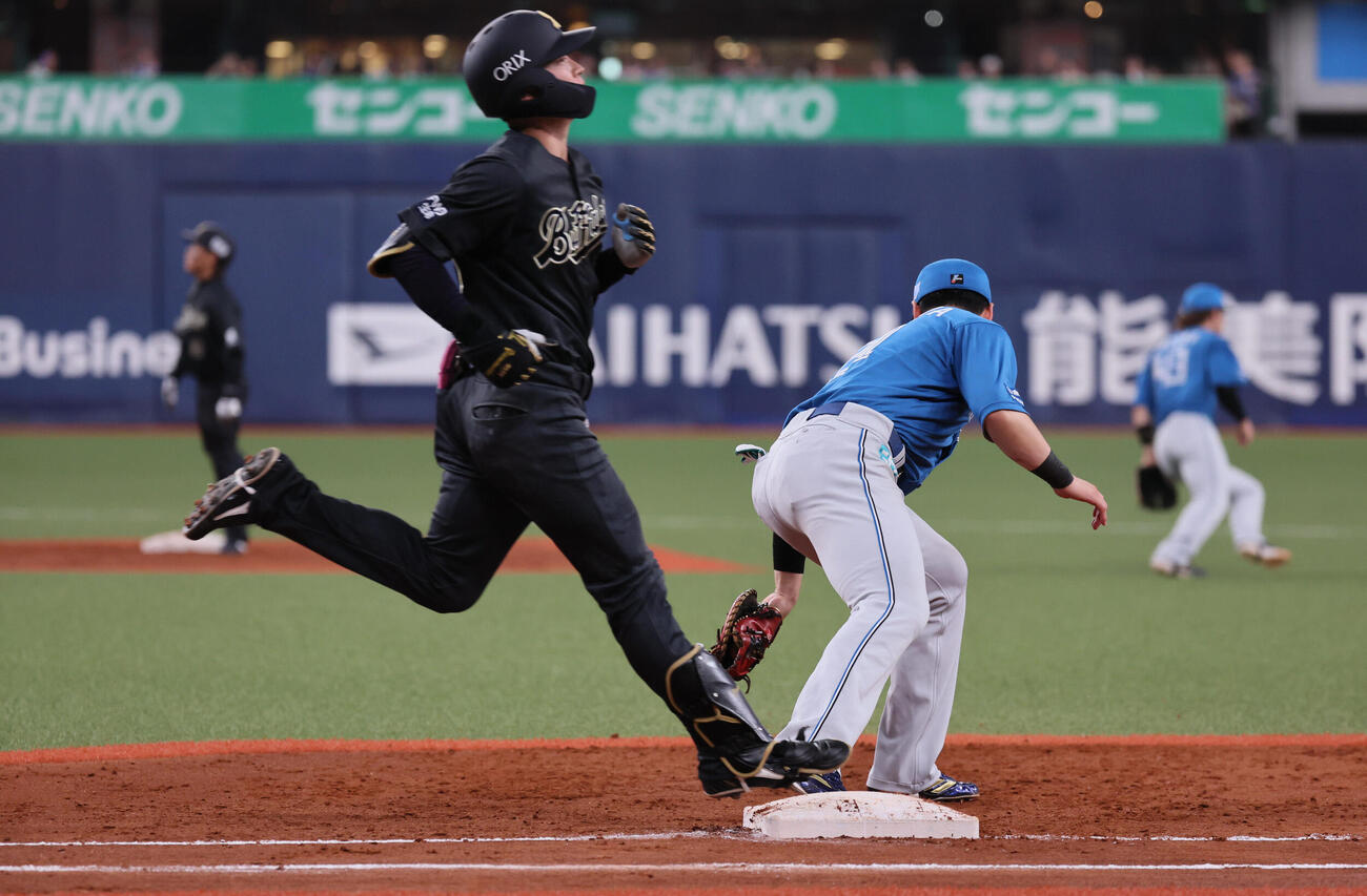 オリックス対日本ハム　3回裏オリックス1死一、二塁、山中稜真は二塁併殺打に倒れる（撮影・宮崎幸一）
