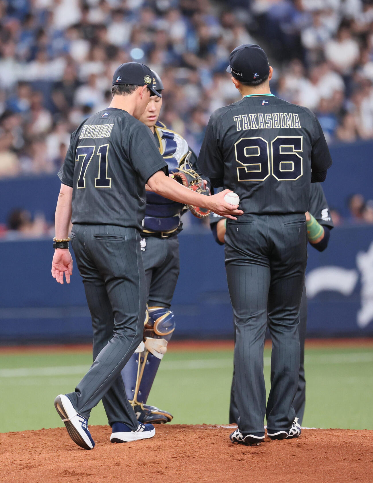 オリックス対日本ハム　4回表日本ハム1死二、三塁、高島泰都は降板となる（撮影・宮崎幸一）