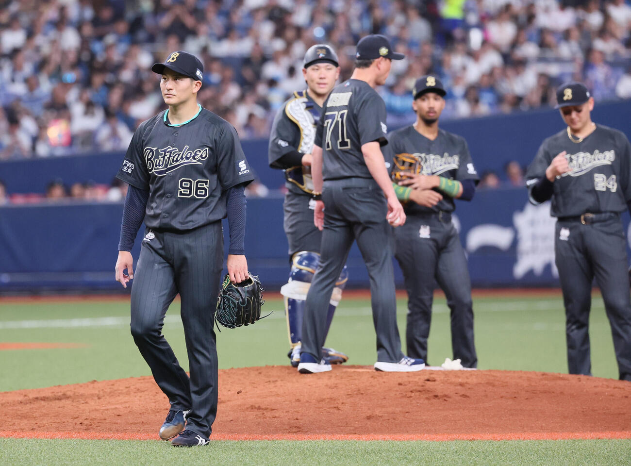 オリックス対日本ハム　4回表日本ハム1死二、三塁、高島泰都は降板となる（撮影・宮崎幸一）