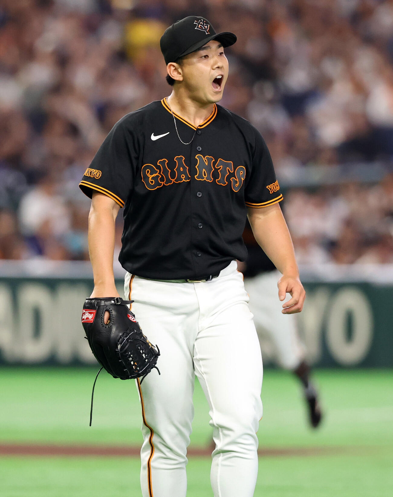 巨人対中日　1回表中日2死、福永裕基を遊ゴロに仕留め声を出す小笠原慎之介（撮影・浅見桂子）