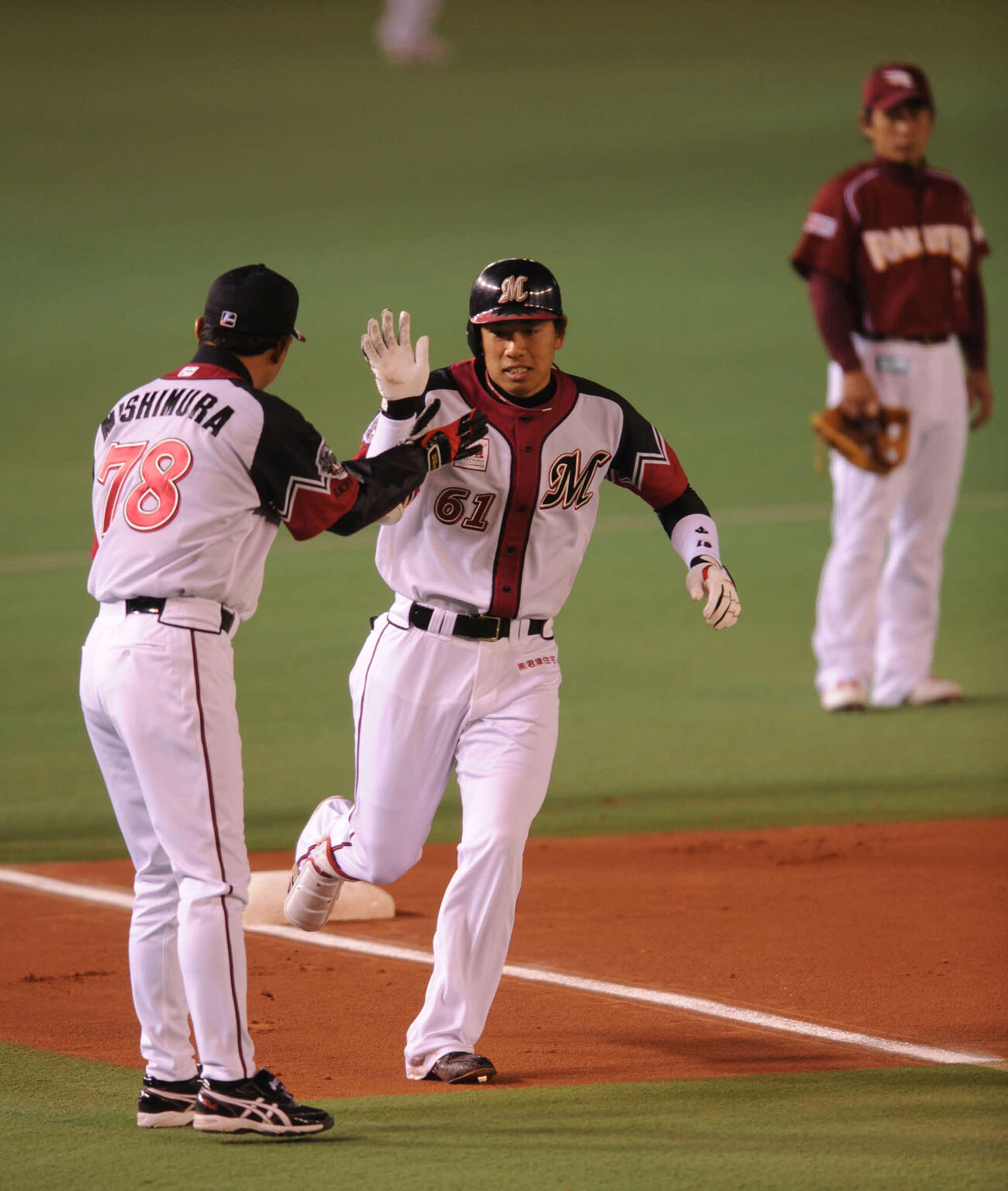 2008年4月、楽天戦の1回、ロッテ角中勝也（中央）は右越えにプロ入り初本塁打を放ち西村徳文三塁コーチの祝福を受ける