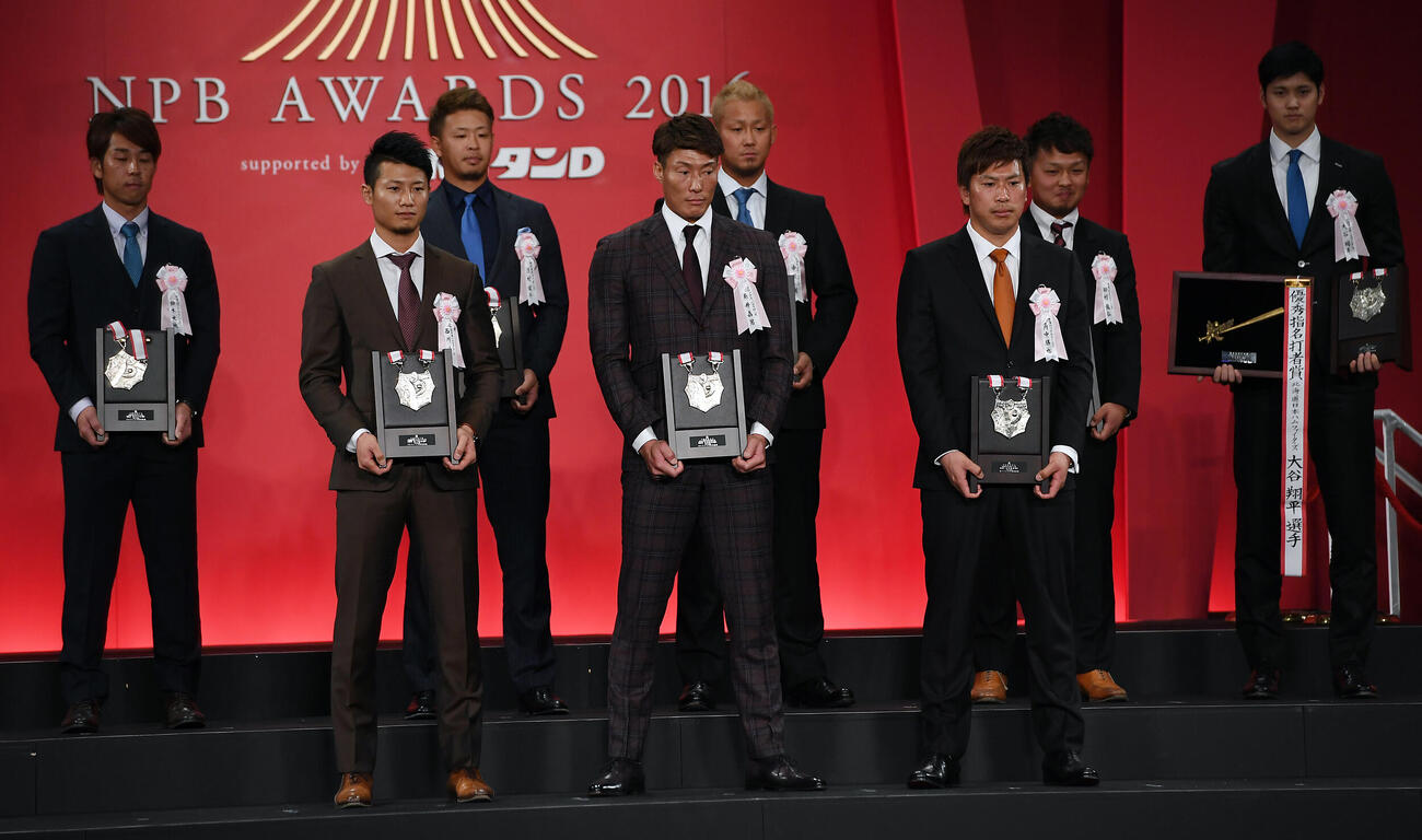 2016年11月、「NPB AWARDS 2016 supported by　リポビタンD」　「NPB AWARDS 2016」で表彰されたパ・リーグのベストナイン。前列左から日本ハム西川遥輝、オリックス糸井嘉男、ロッテ角中勝也（以上外野手）、後列左からロッテ鈴木大地（遊撃手）、西武浅村栄斗（二塁手）、日本ハム中田翔（一塁手）、ロッテ田村龍弘（捕手）日本ハム大谷翔平（投手、指名打者）