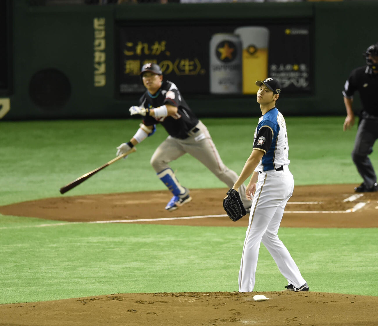 2015年9月、日本ハム戦の1回、角中勝也（後方）に右中間に本塁打を浴びた大谷翔平＝2015年9月2日