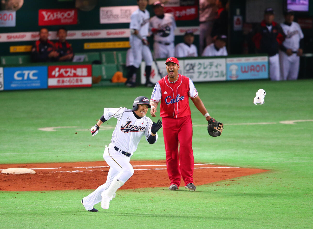 2012年11月、国際強化試合・侍ジャパンマッチ2012　キューバ戦の7回、右中間に二塁打を放った角中勝也は、ひじ当てがずり落ち、走りながら投げ捨て激走する。一塁手ホセ・ダリエル・アブレウ
